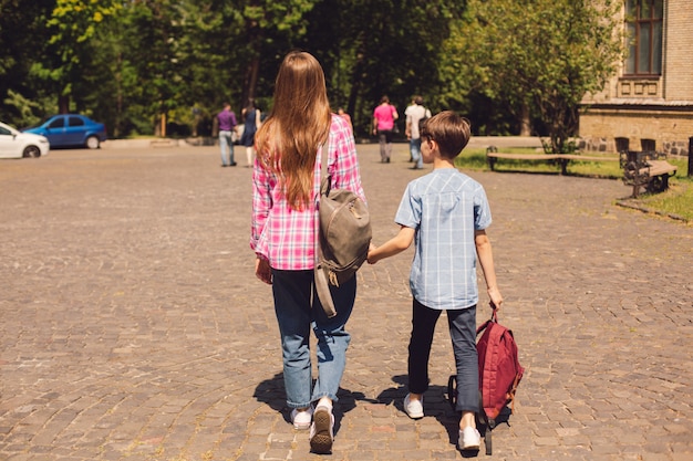 Czy w Anglii dzieci chodzą do szkoły tak jak w Polsce?