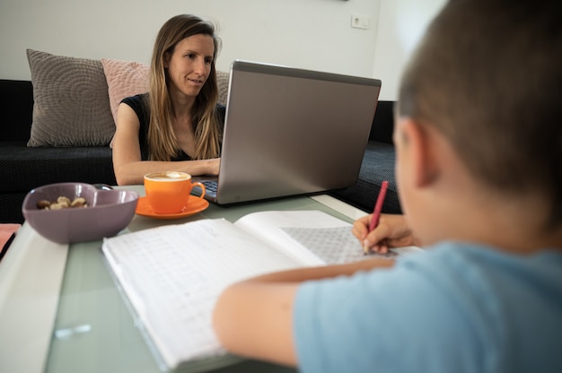 Edukacja domowa co to oznacza w praktyce?