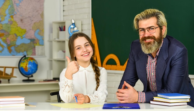 Ile zarabia lektor w szkole językowej?