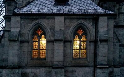 Z czego budowano kościoły gotyckie i jakie materiały wybierano najchętniej?