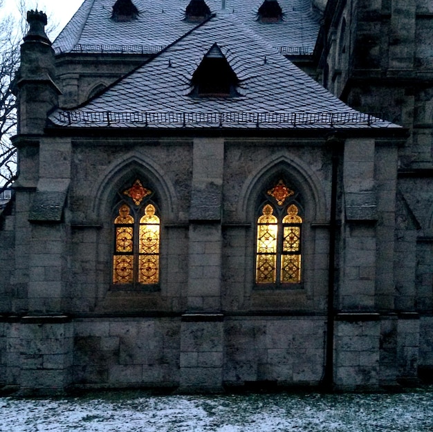 Z czego budowano kościoły gotyckie i jakie materiały wybierano najchętniej?
