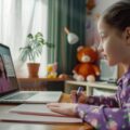 Kiedy dzieci idą na zdalne i co to oznacza dla rodziców?