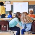 Kiedy mają zamknąć szkoły i co to oznacza dla uczniów?